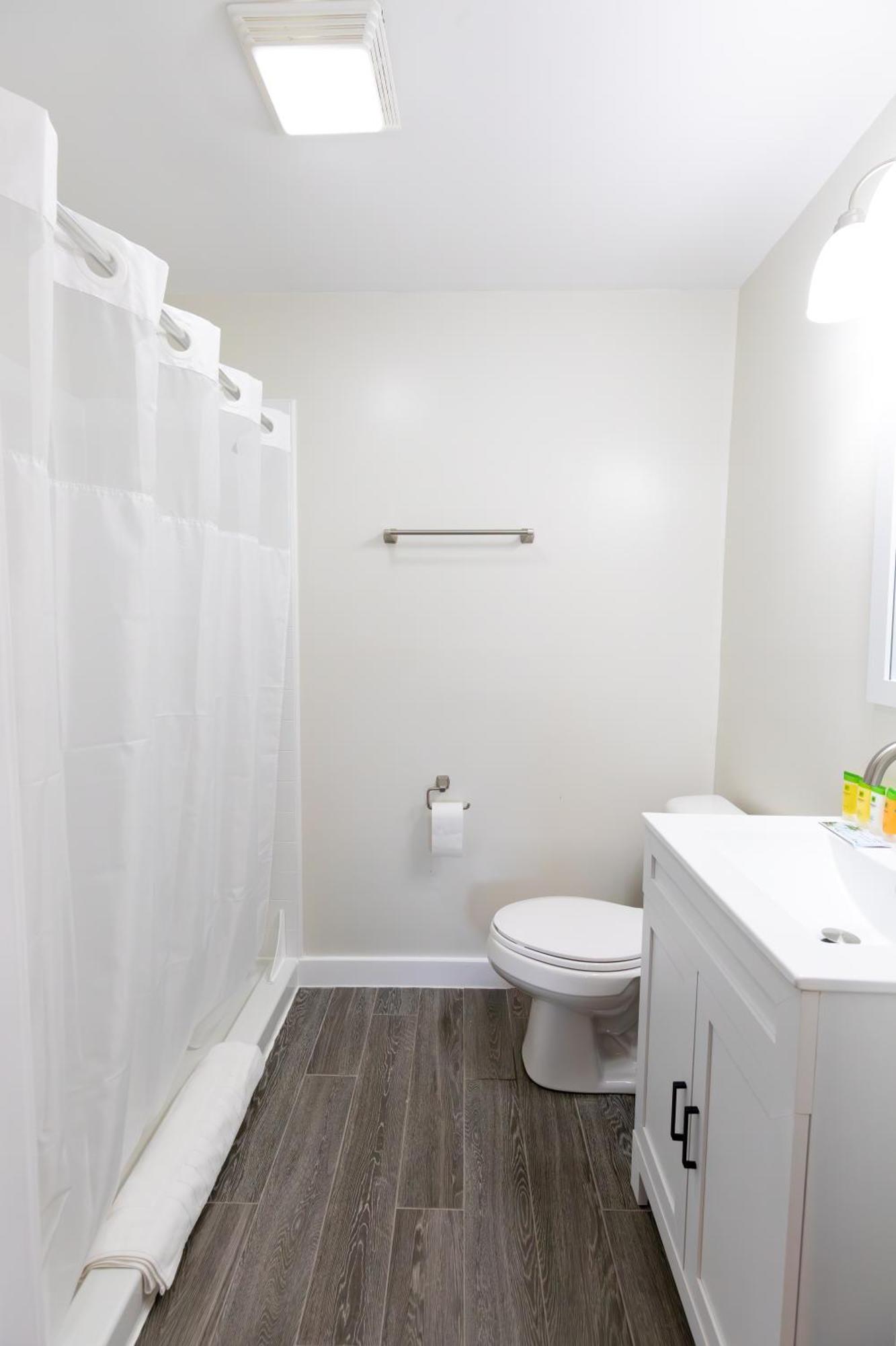 Anchor Bay Inn And Suites 샌더스키 외부 사진