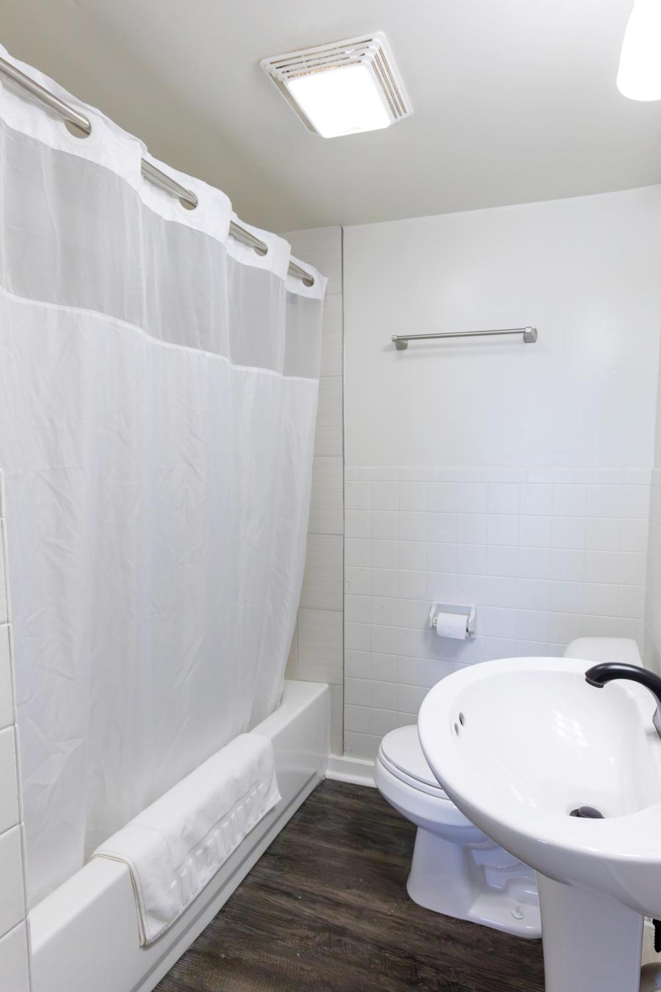 Anchor Bay Inn And Suites 샌더스키 객실 사진